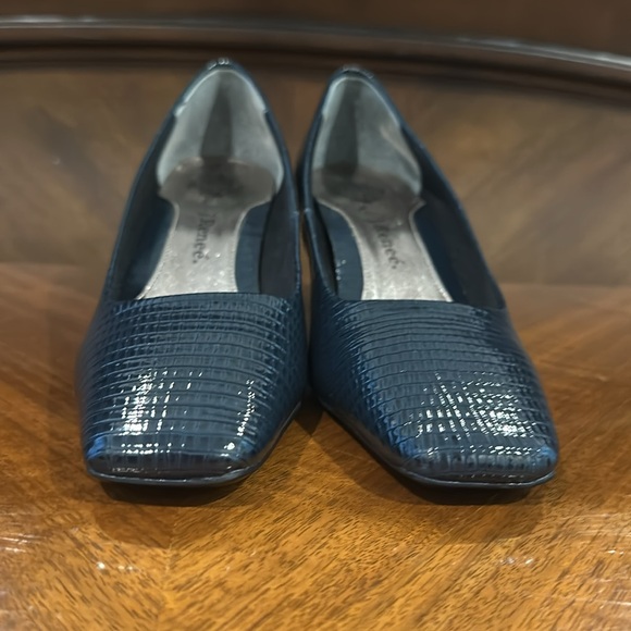 J.Reneé EUC Navy Mary Square-toe Gold accent Lizard Pumps 7M - Picture 6 of 9